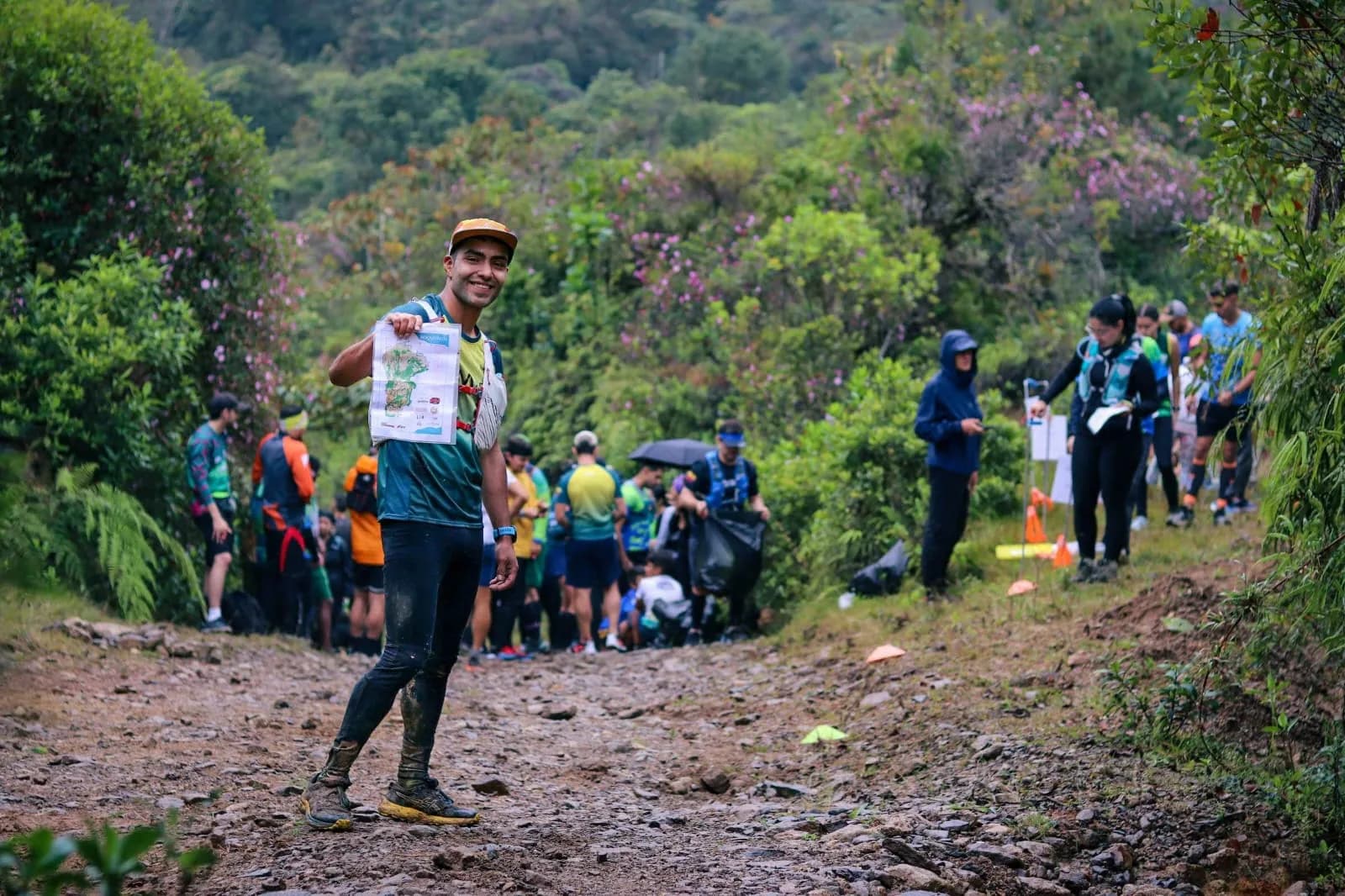 Participante mostrando un mapa durante un evento deportivo de montaña