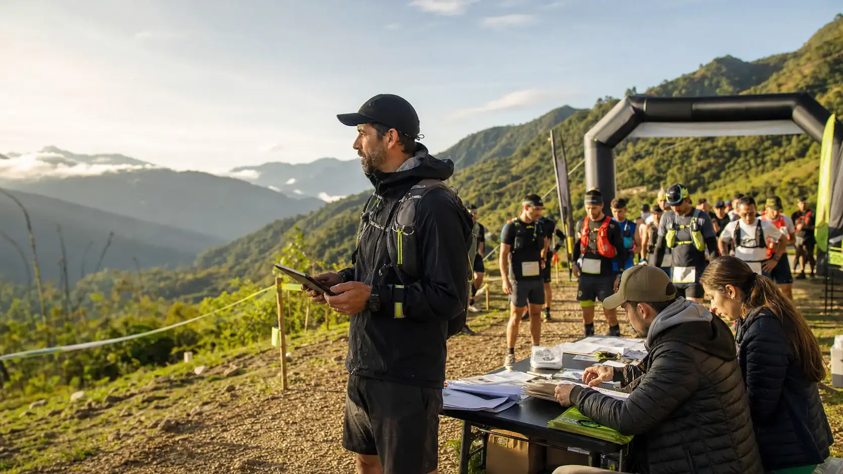 Corredores preparándose para una aventura deportiva en la montaña
